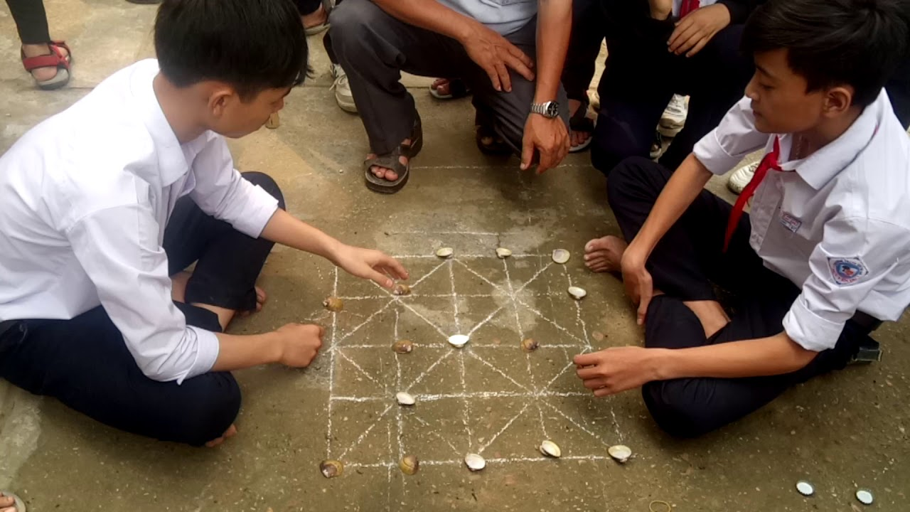 Dùng các vật dụng có sẵn để chơi cờ gánh